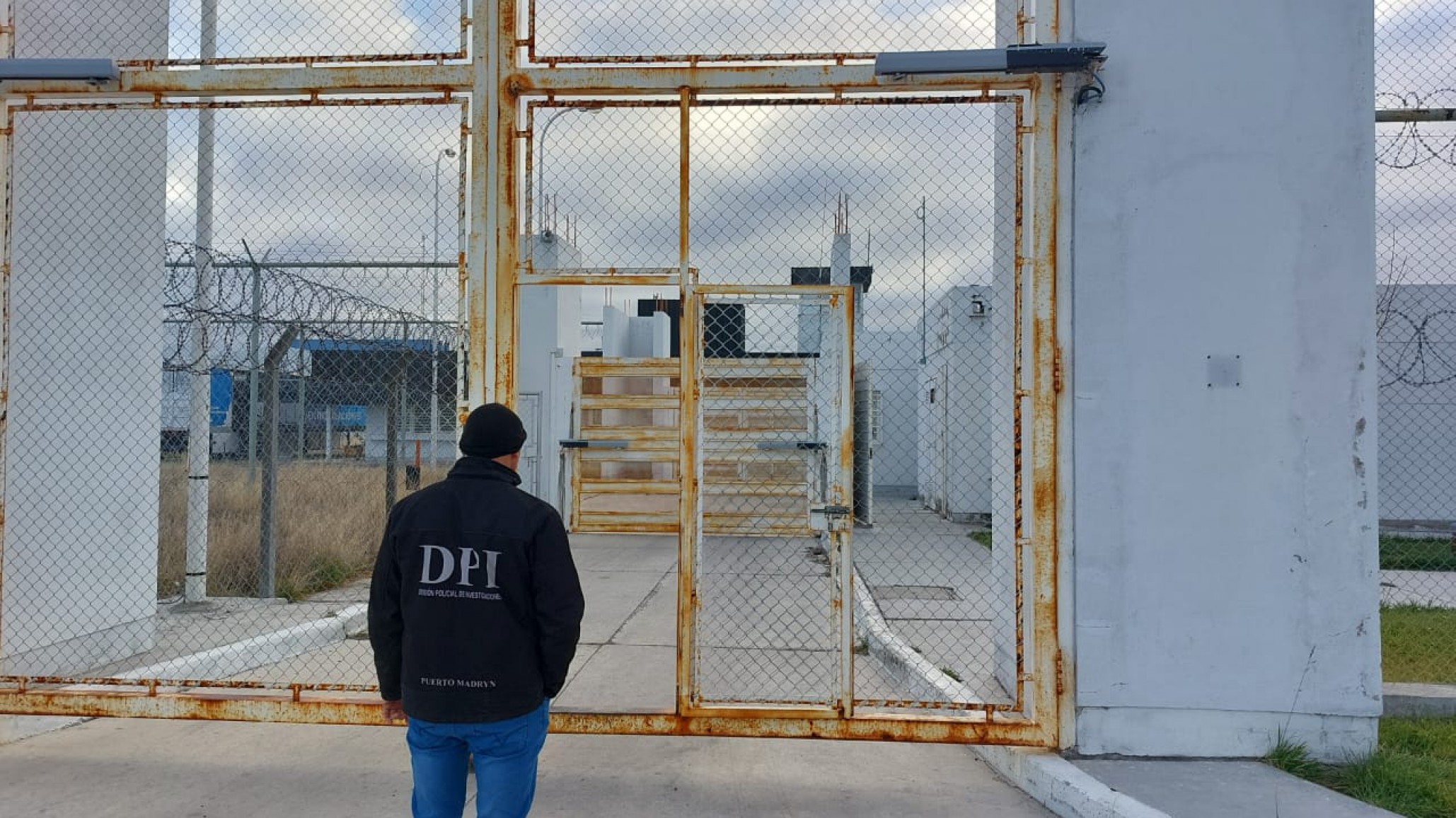 Sextorsión: allanaron a presos de Madryn que extorsionaron a peón rural que terminó con su vida