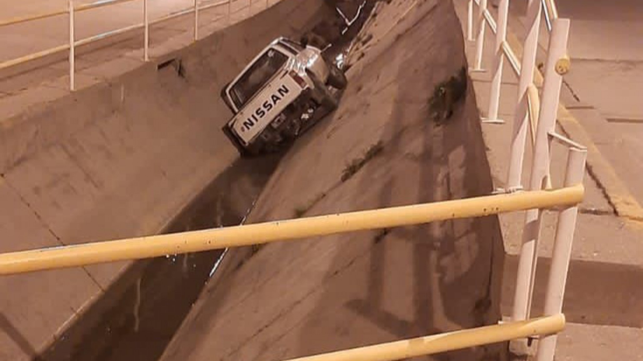 Despiste: Un hombre con su camioneta terminó en el canal evacuador