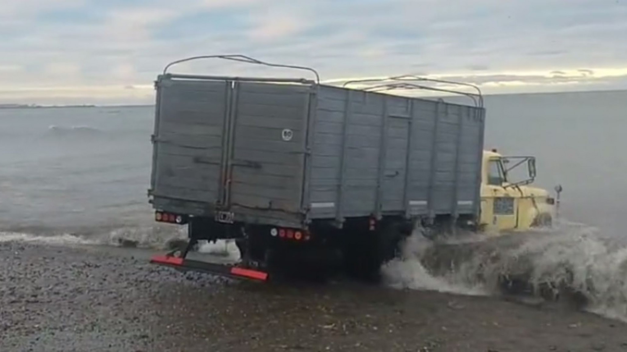 Camión cargado de arena quedó atrapado en la playa del Stella Maris por la marea alta