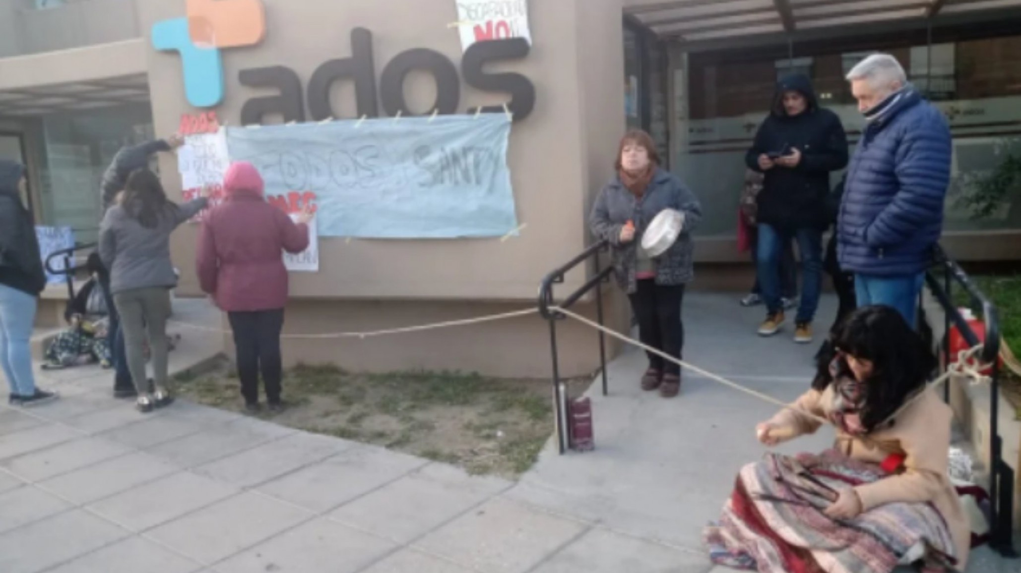 Dos mujeres se encadenaron en las oficinas de ADOS en reclamo por atención a electrodependientes