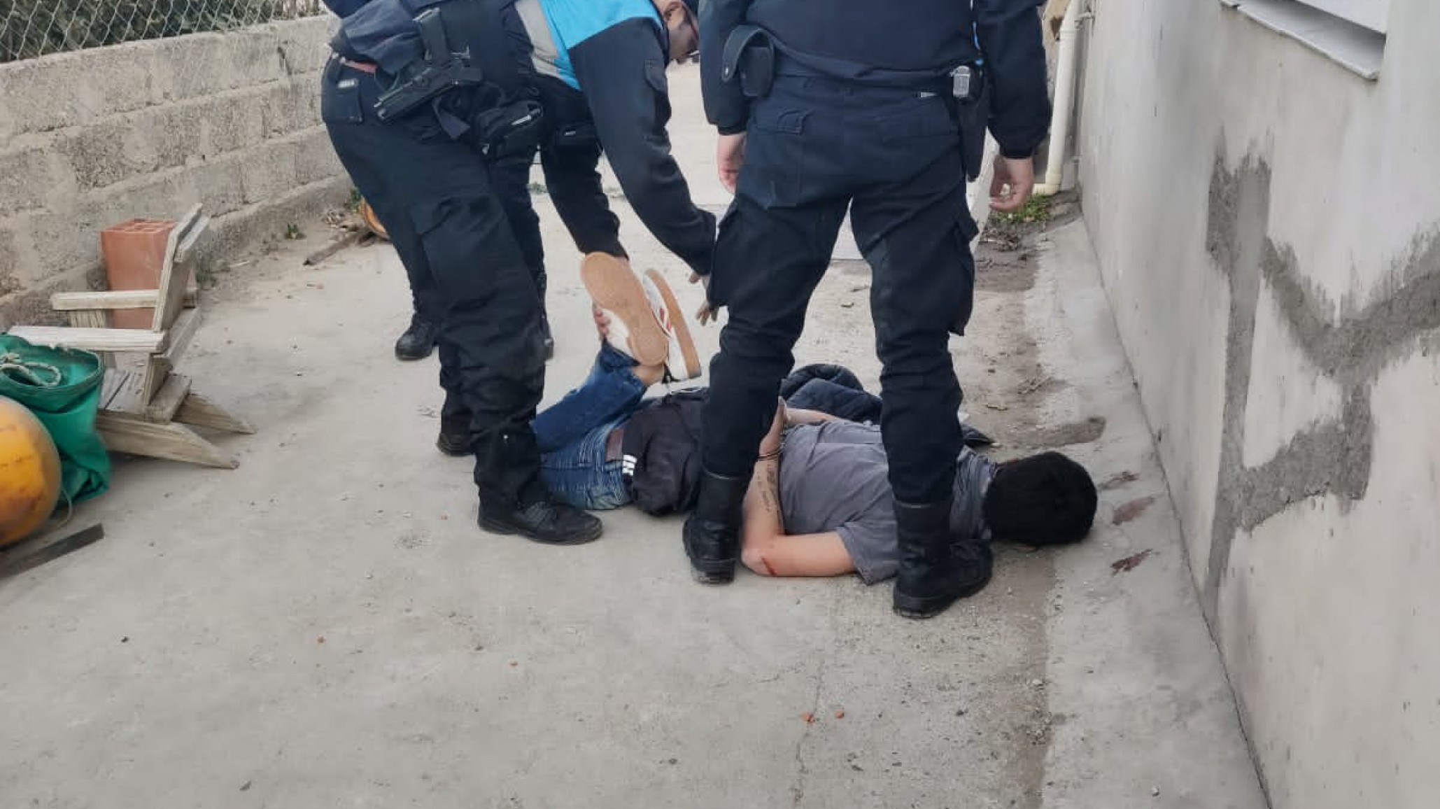 Delincuentes fueron descubiertos en pleno robo y un policía quedó herido