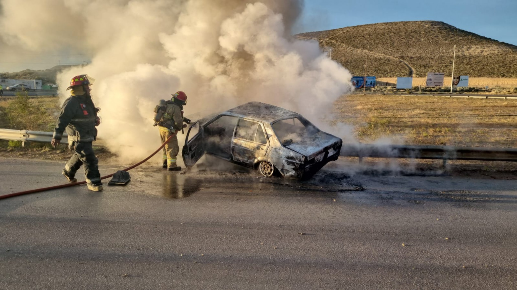 Chocó contra el guardarraíl y se le incendió el auto