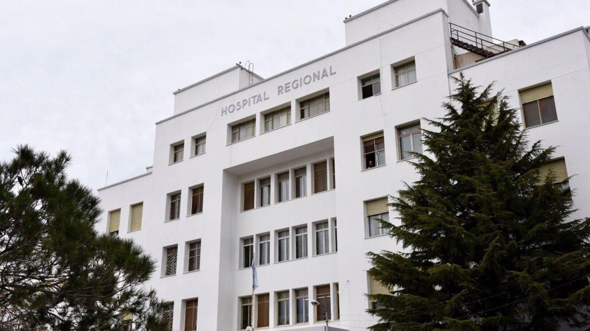 Albañil cayó de una escalera y terminó en el Hospital