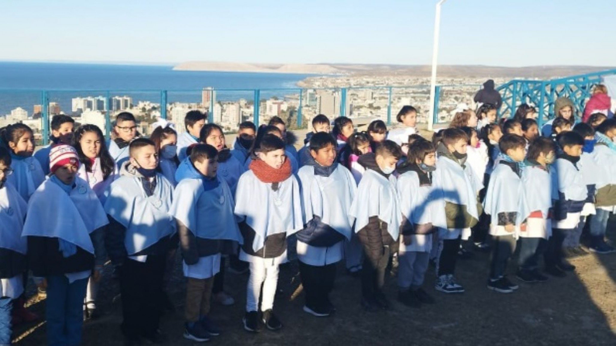 Original Promesa a la Bandera: los alumnos de la escuela N°155 la hicieron a los pies del Cerro Chenque