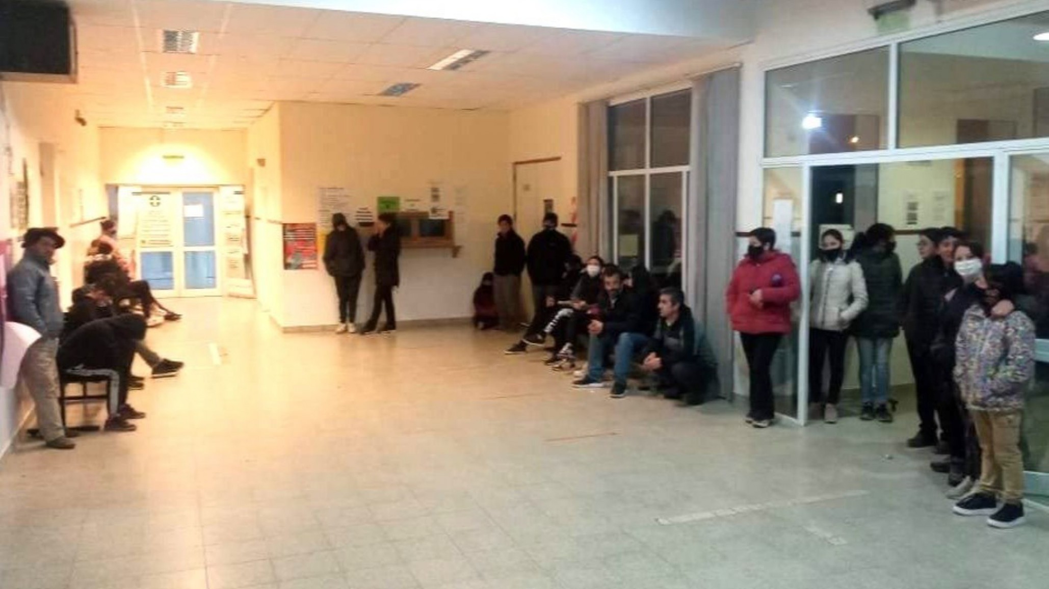 Intoxicación en El Maitén: Padres de alumnos evalúan demandar al Ministerio de Educación