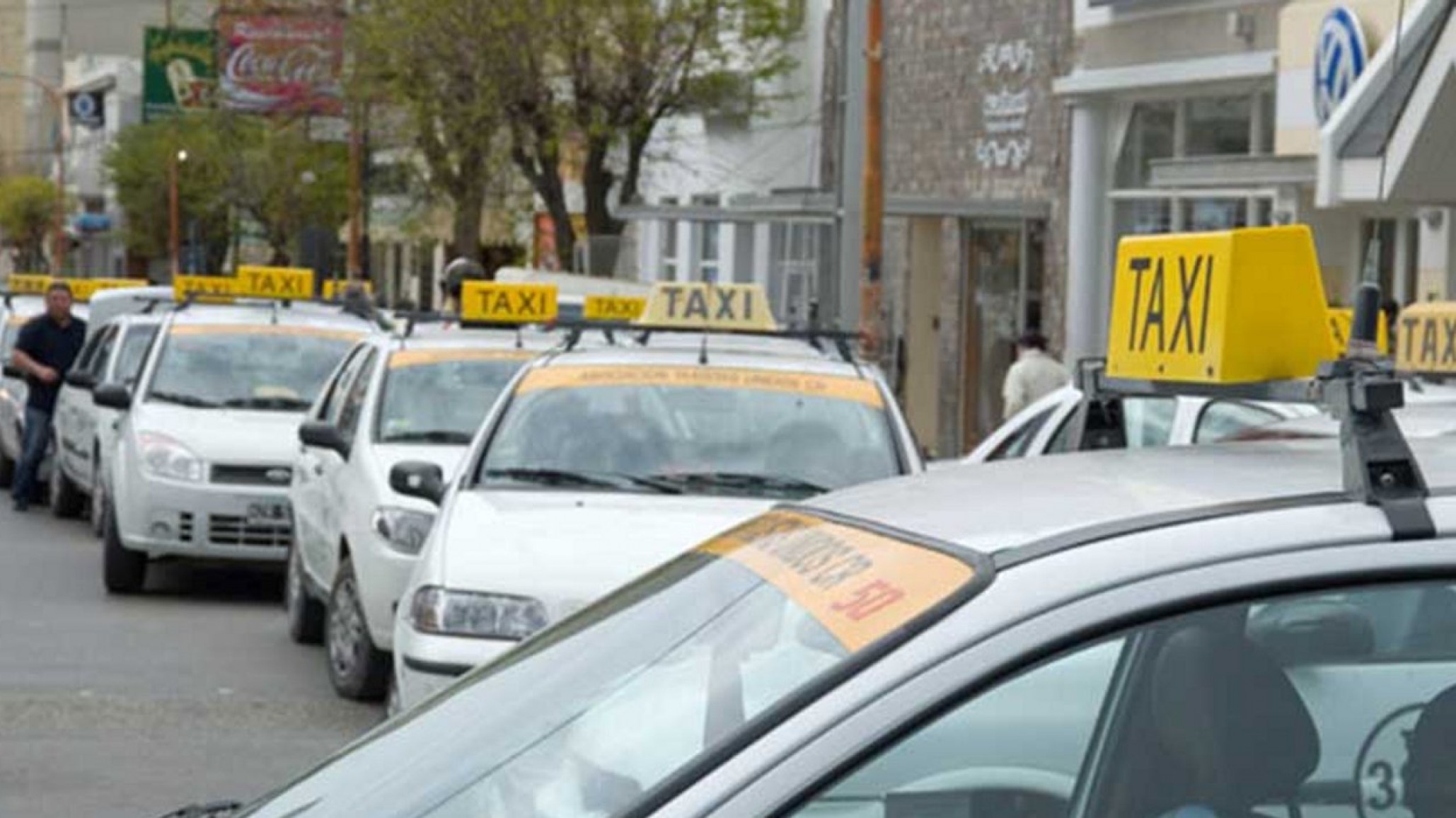 Ladrones fingieron ser pasajeros, golpearon a un taxista y le robaron