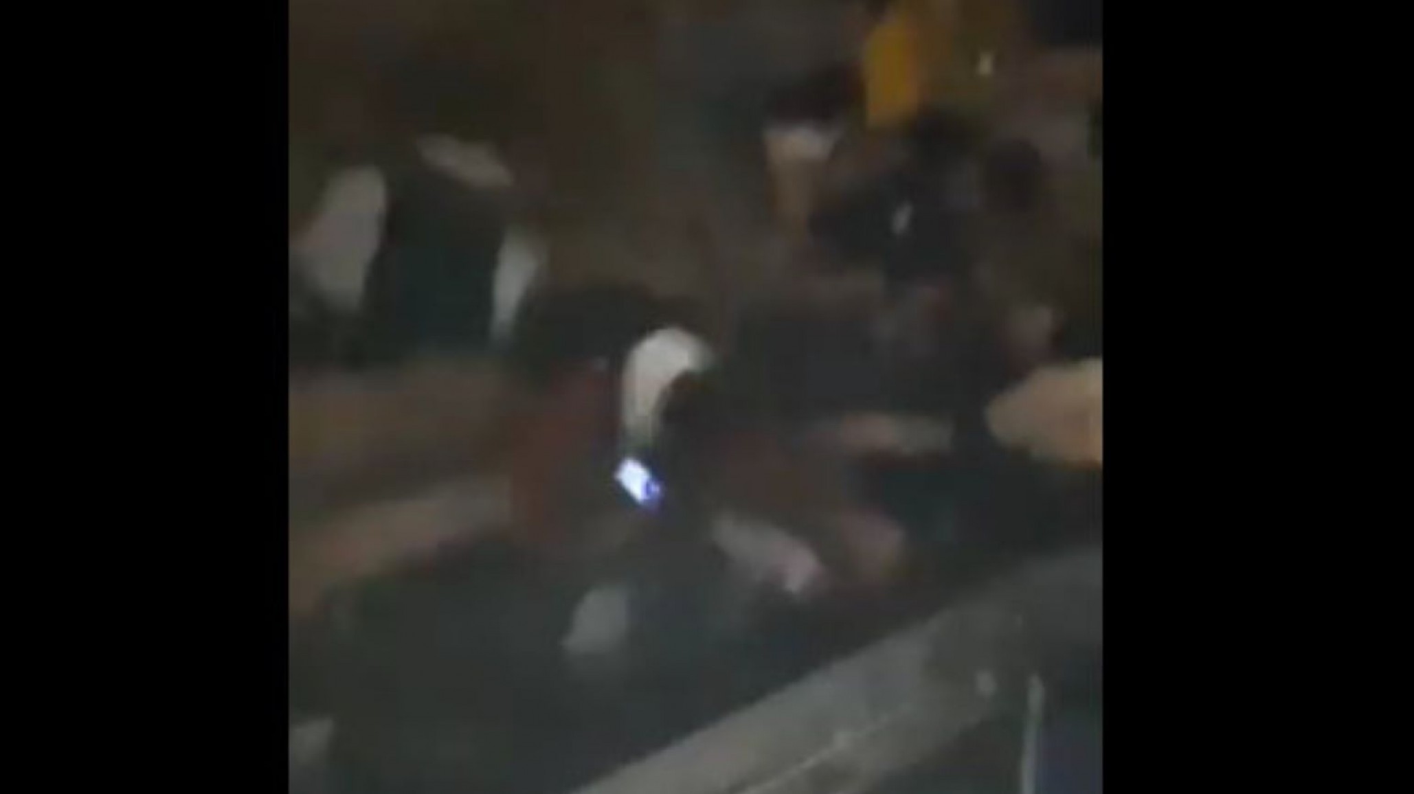 Video: hubo una pelea entre jóvenes en un boliche y los separó la policía