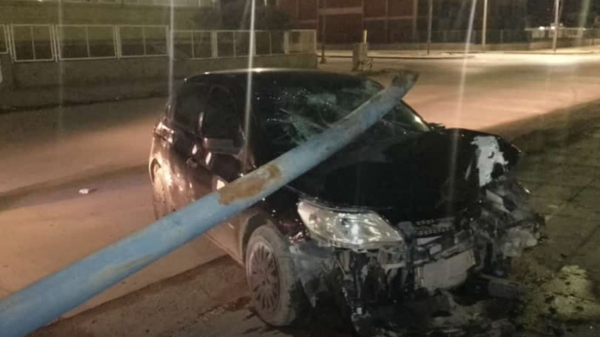 Una conductora chocó un poste y abandonó el auto porque “se asustó”