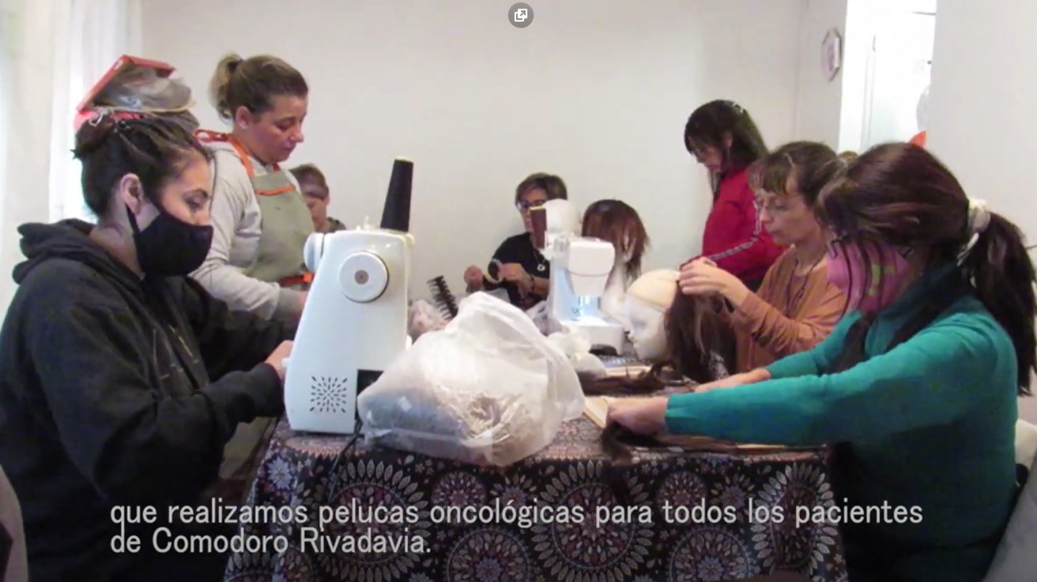 Mujeres que confeccionan pelucas oncológicas “gratis” necesitan urgente un espacio