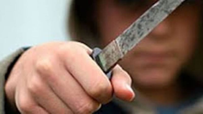 Culebrón en Chubut: encontró a su pareja en la casa del maestro y lo atacó con un cuchillo