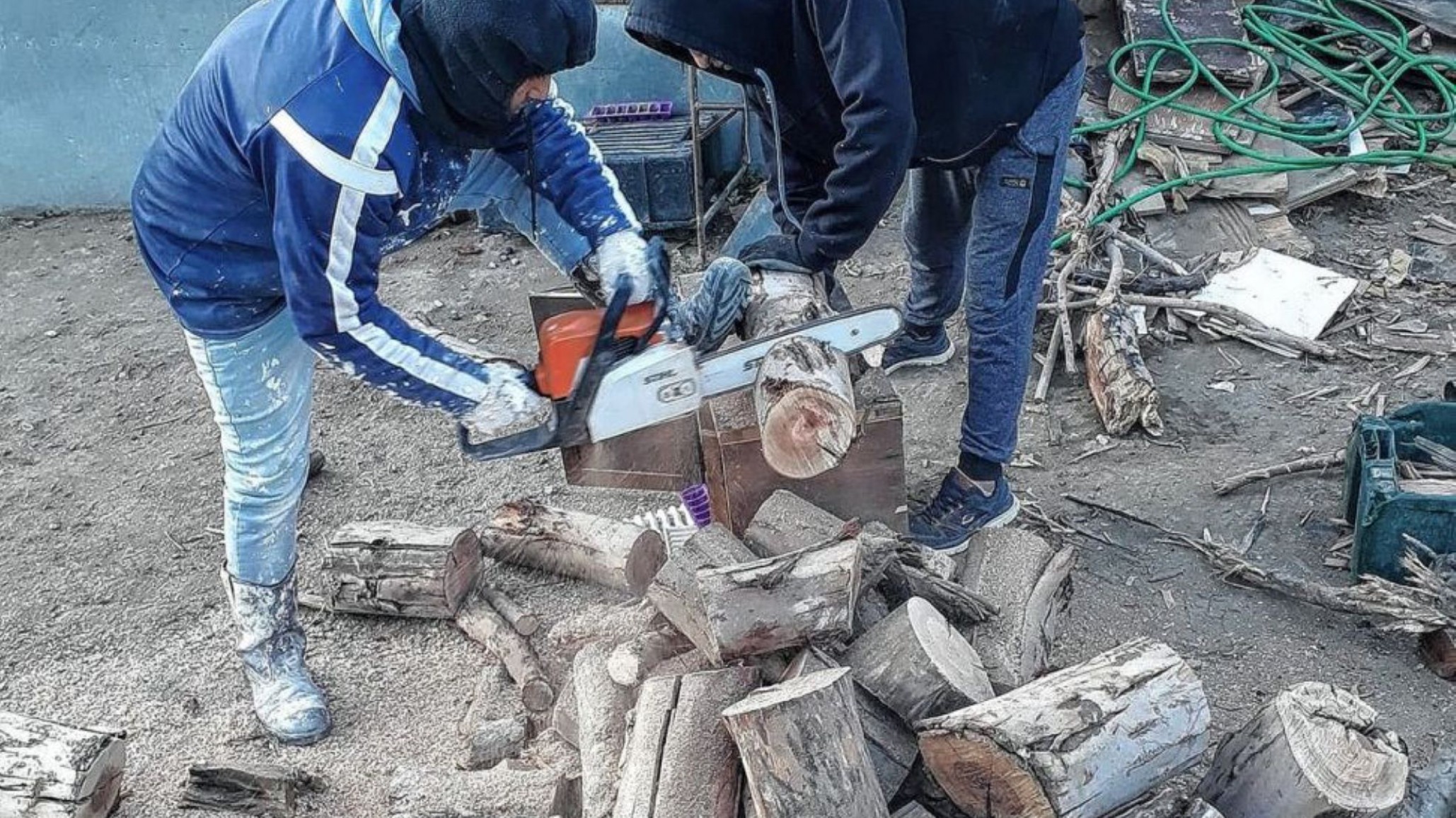 Un vecino entrega leña y hace Campaña Solidaria “tengo pedido de 50 familias”