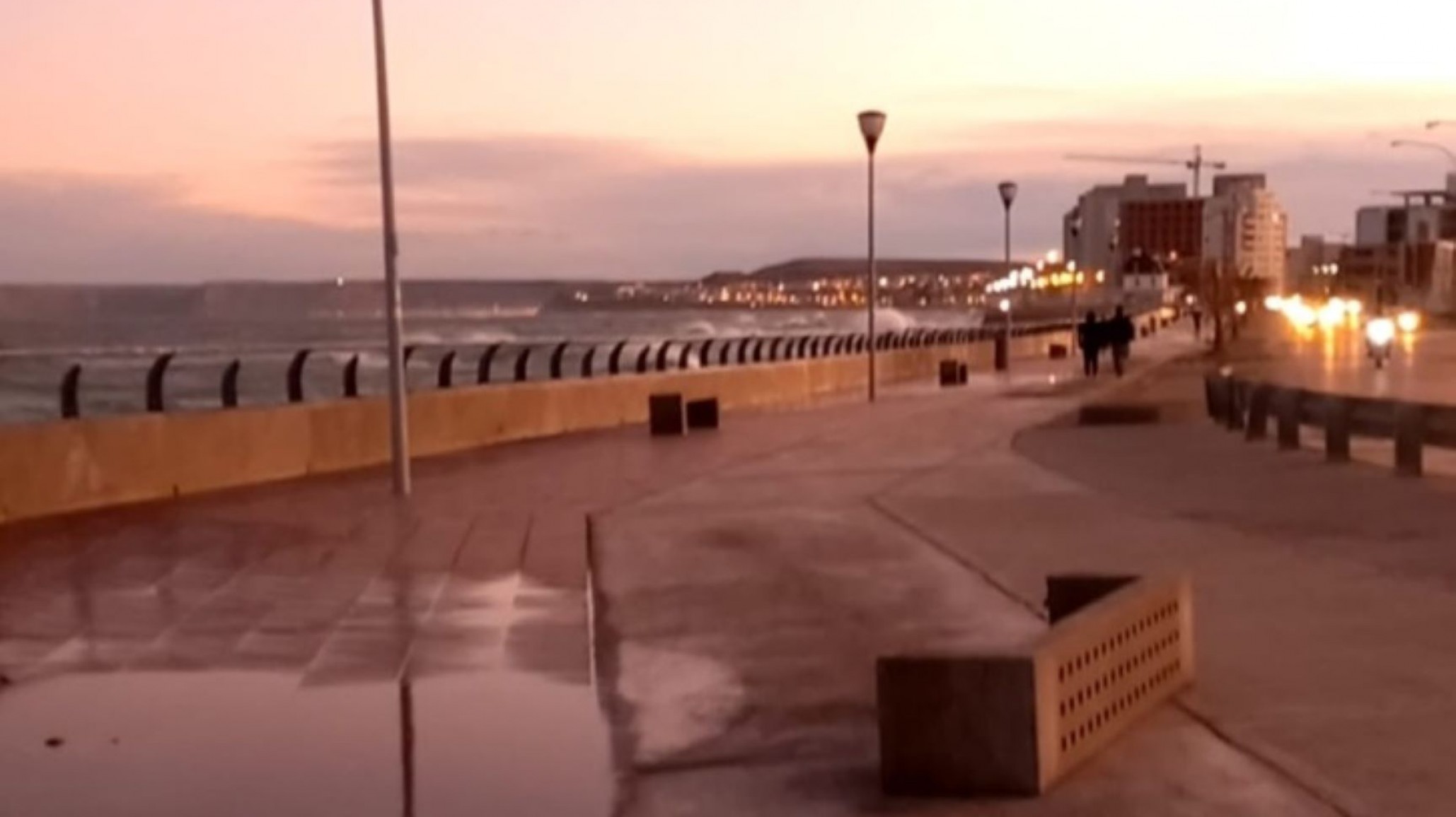 Marejada: la fuerza del mar despegó “algunos bancos y baldosas” en el paseo Costero