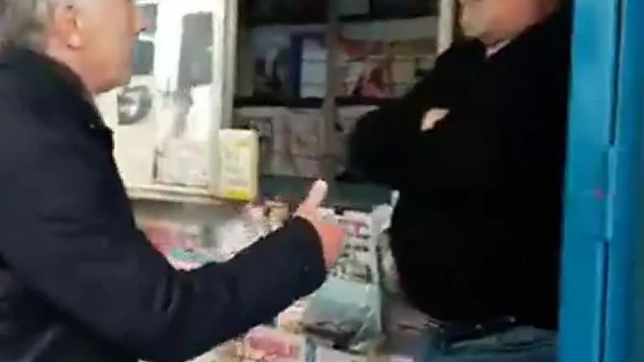 Mauricio Macri visitó por sorpresa Ituzaingó y un canillita le negó el saludo: “Con lo que te robaste danos de comer”