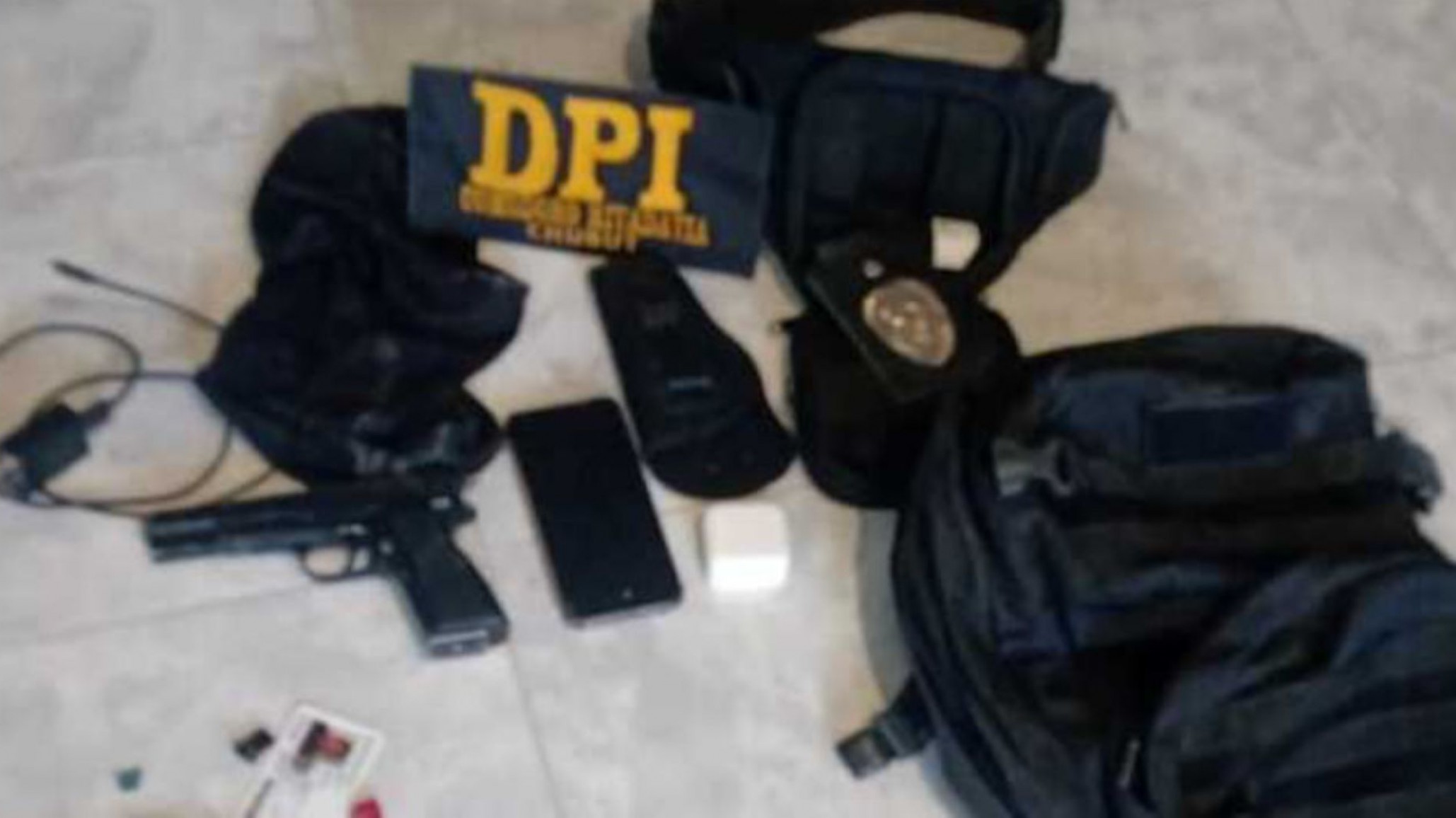 Policía dejó la mochila con el arma en el auto, se la robaron y dieron con el ladrón