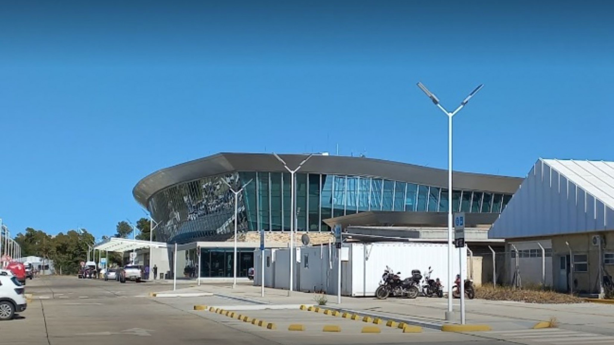 Reclamo de pasajeros: “en el aeropuerto no nos dieron ni agua”