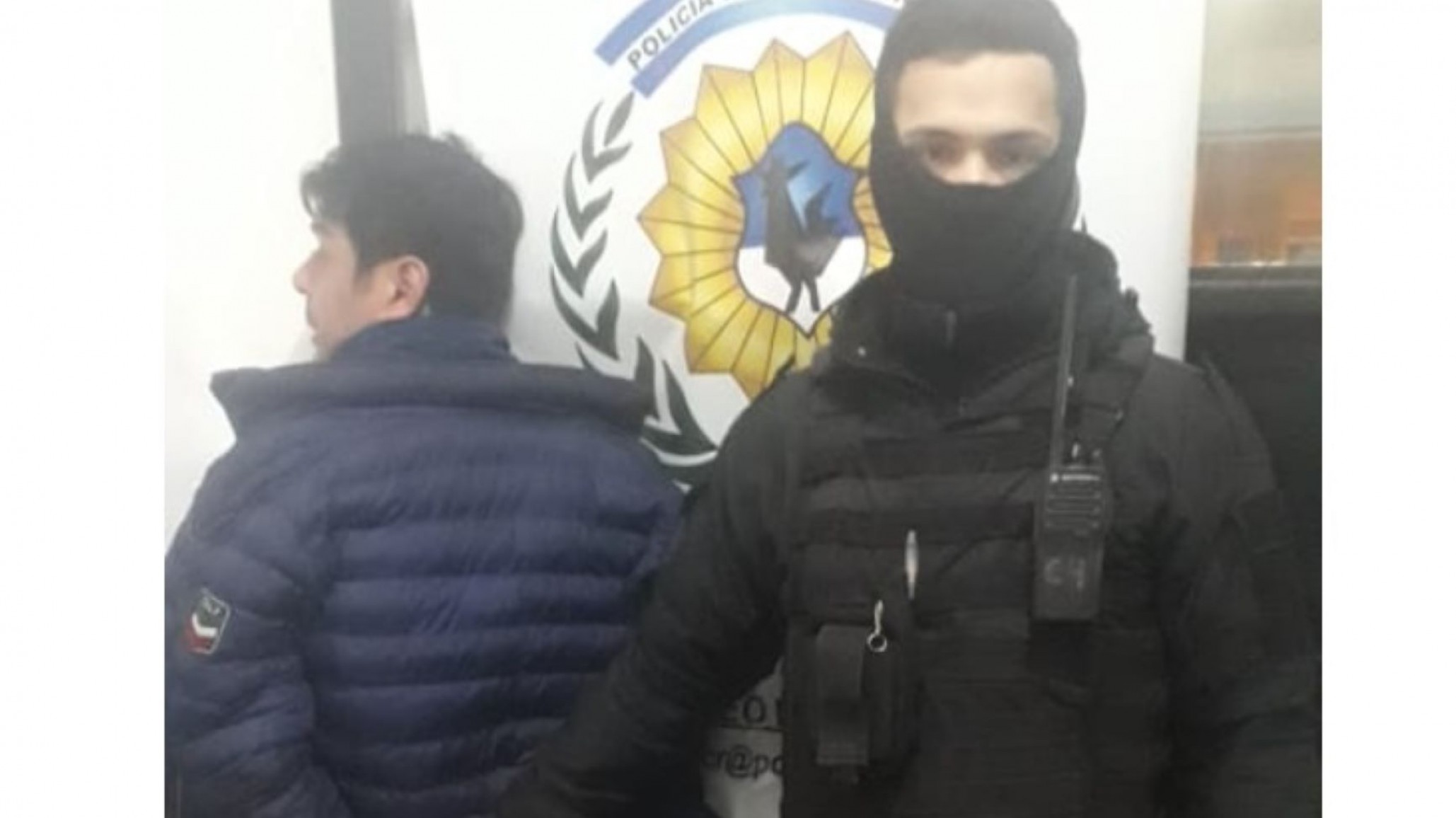 Vecino escuchó gritos y la salvó, su pareja le había puesto un cuchillo en la panza