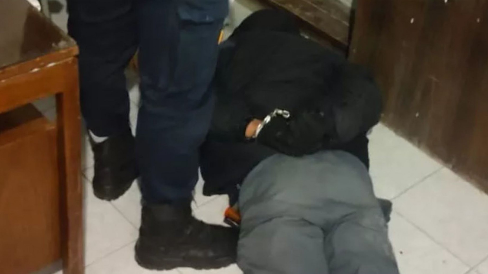 Atrapó al delincuente en su habitación “tenía un cuchillo”