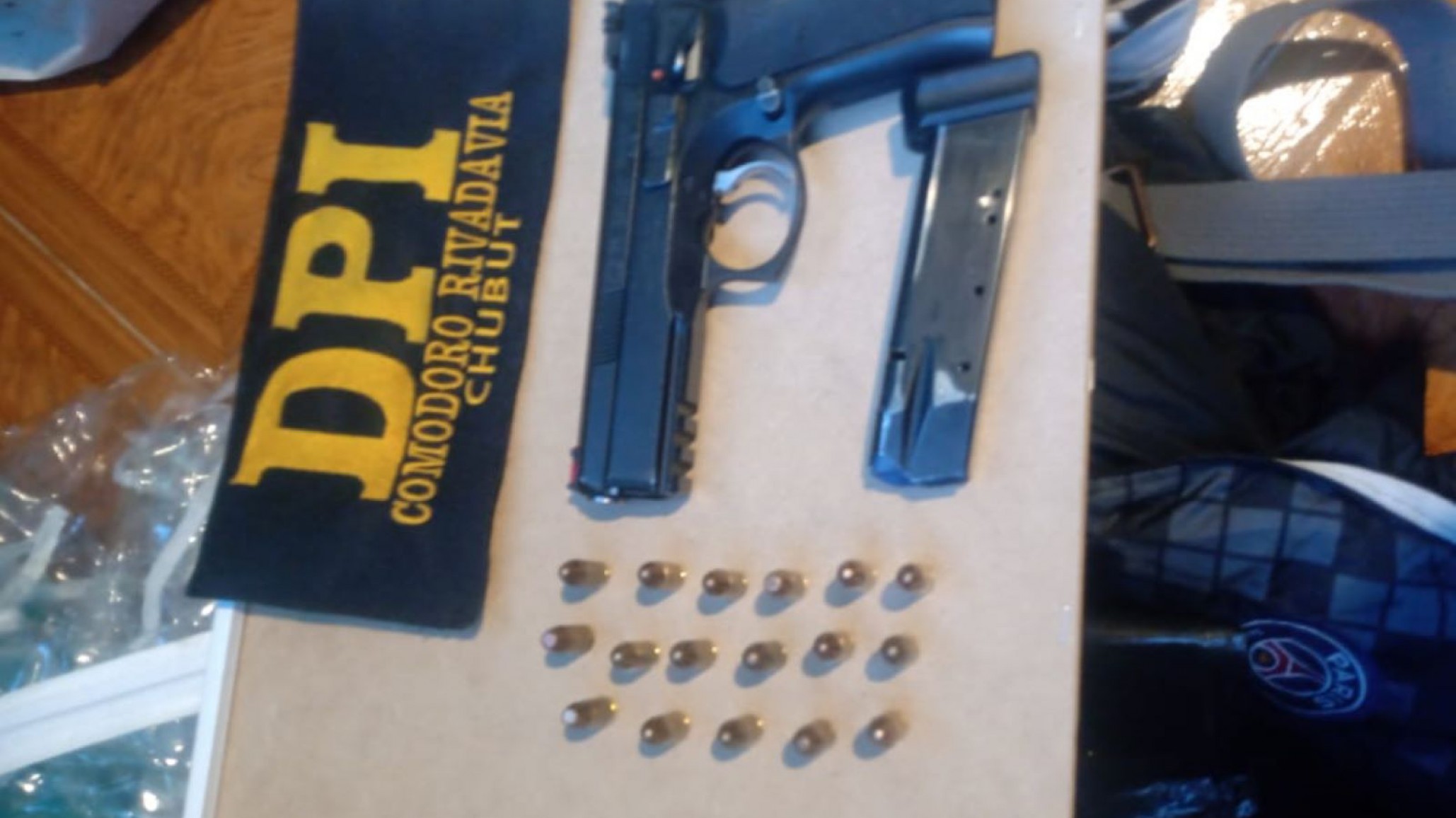 Lo allanaron por una cubierta y encontraron un arma robada hace tres meses