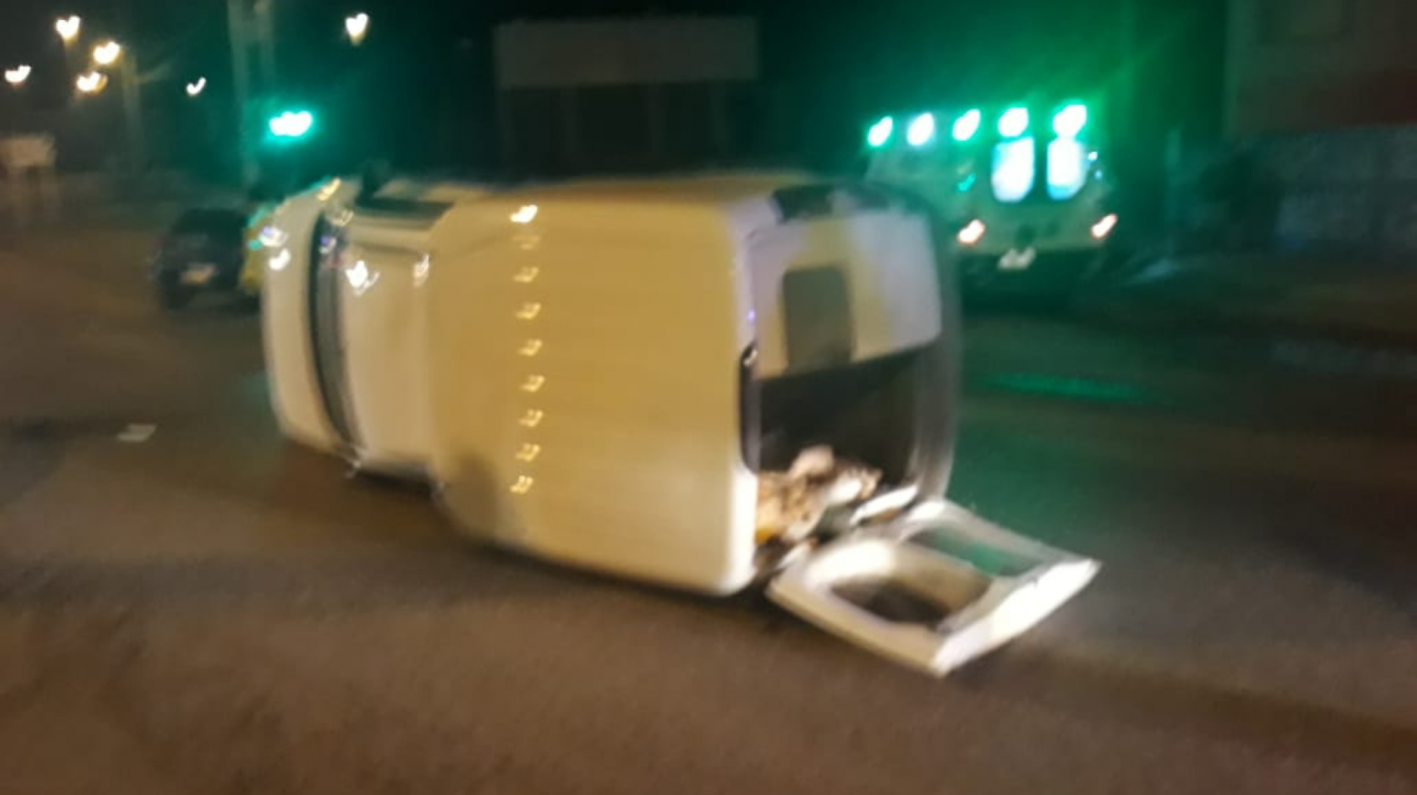 Vuelco: salió del estacionamiento de la UNPSJB y dio contra una Fiat Fiorino