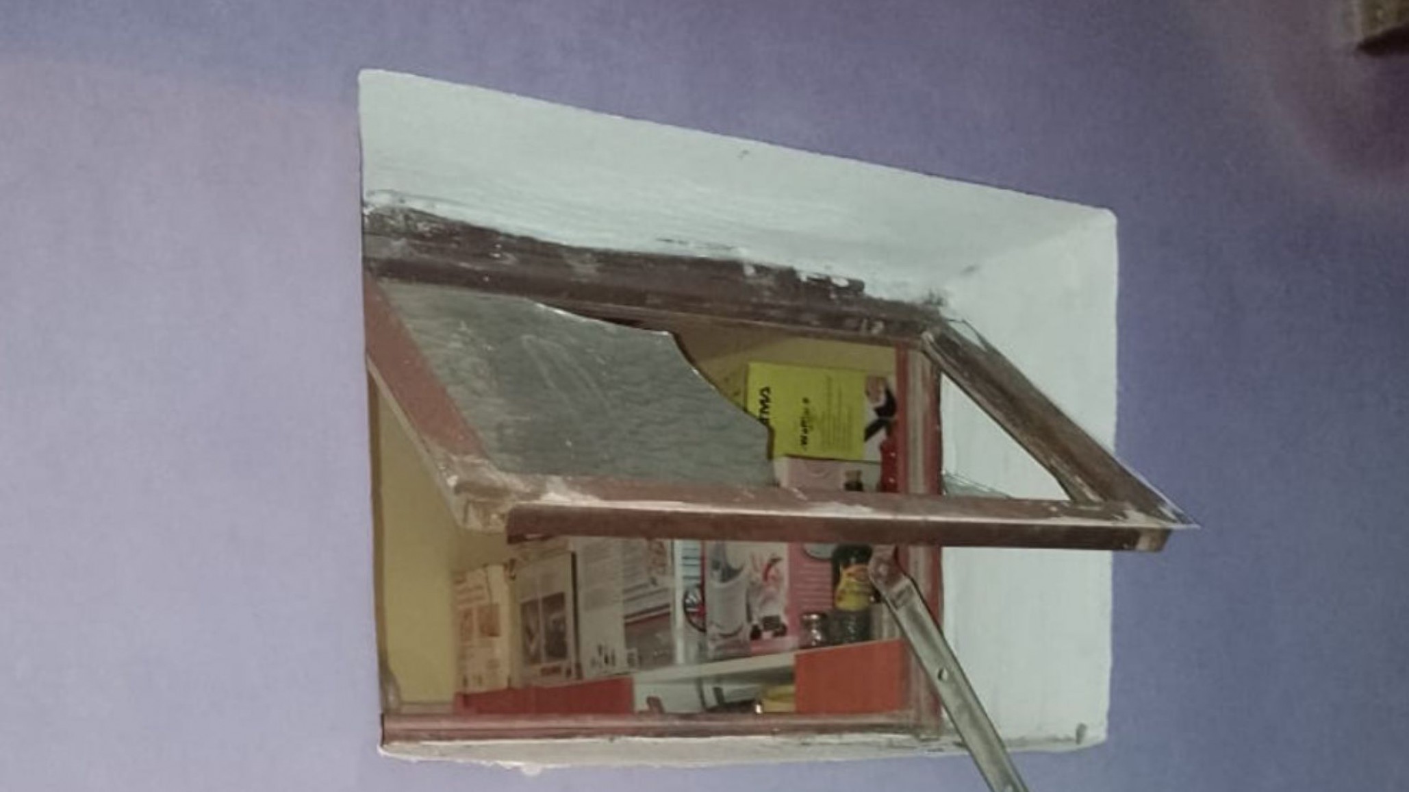 Ladrones robaron una caja fuerte después de ingresar por ventiluz