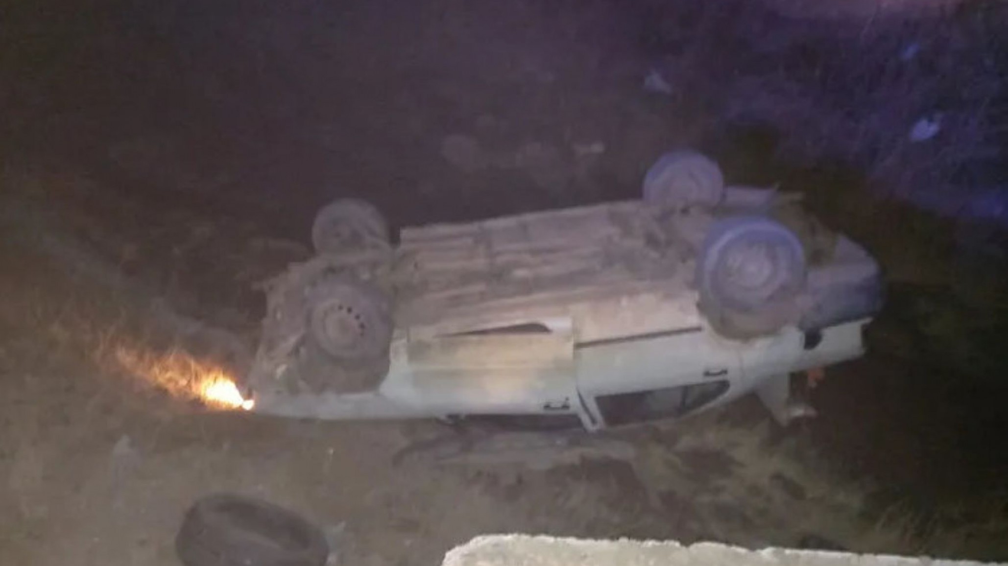 Una persona volcó su auto y lo dejó abandonado