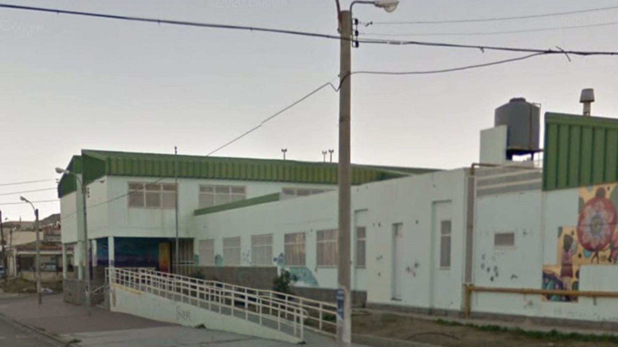 Atraparon a dos menores en el techo de una escuela