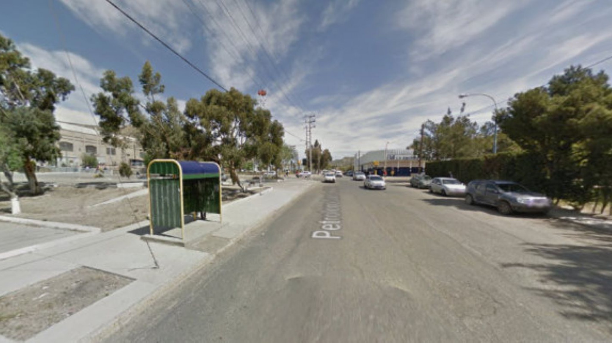 Esperaban el colectivo y dos mujeres y un hombre las acosaron