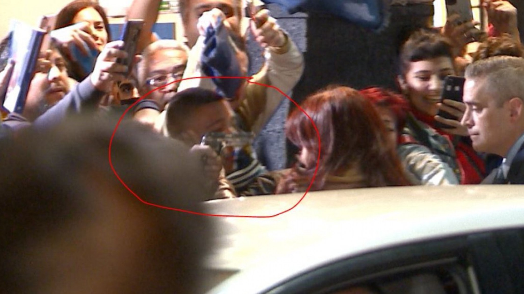 Intentaron dispararle a Cristina en la puerta de su casa