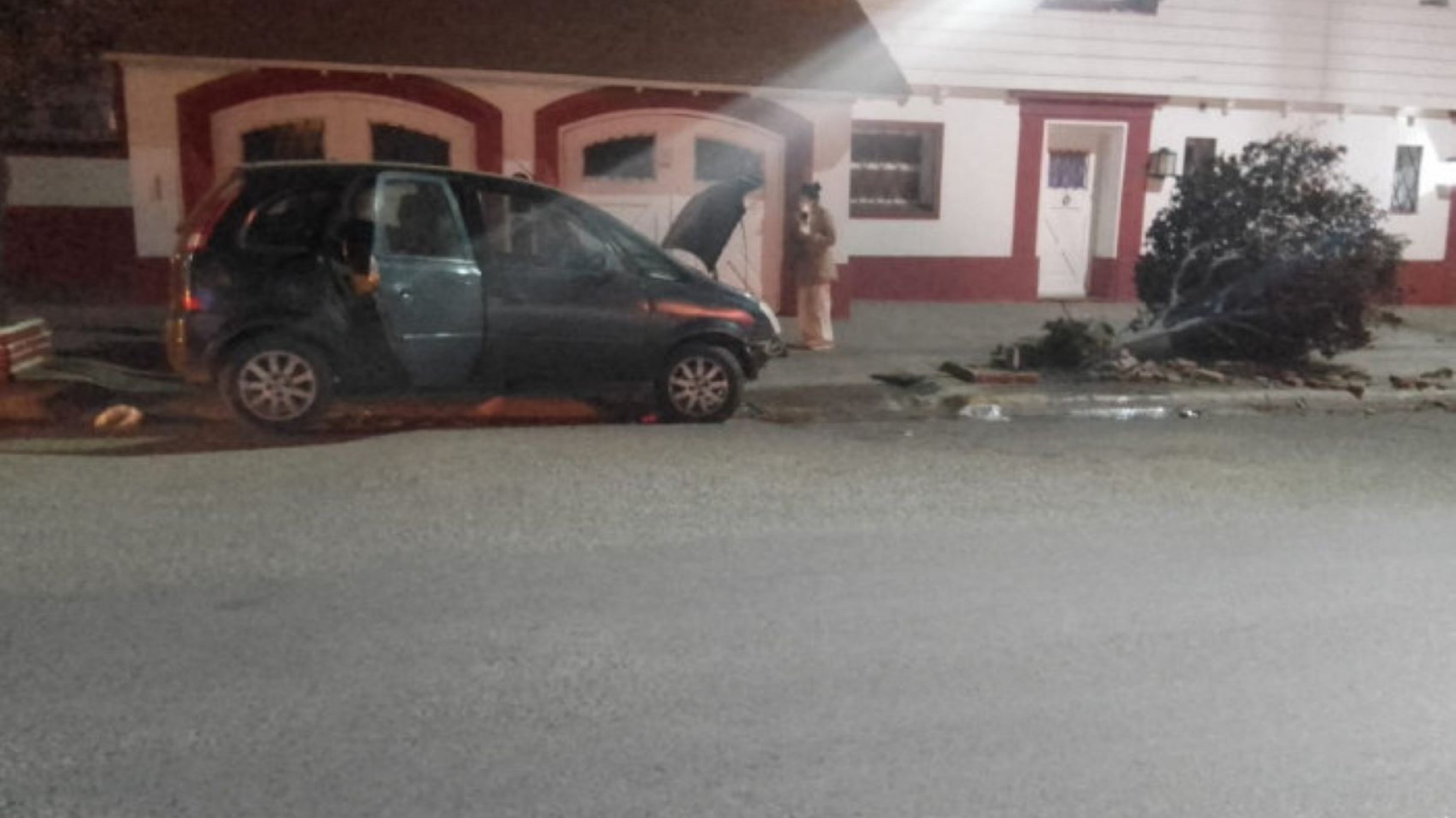 Ebrio chocó con su auto un árbol en pleno centro