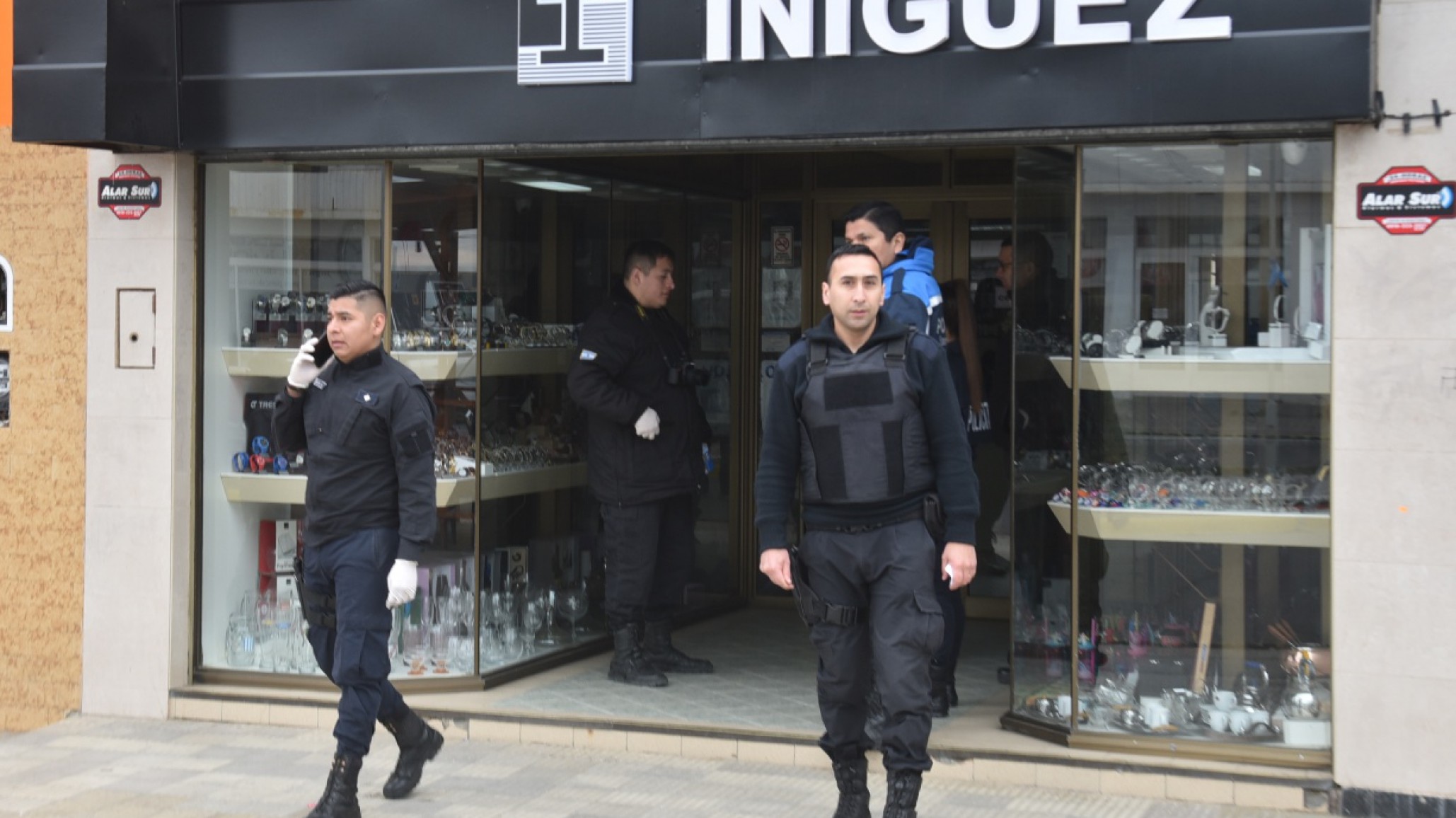 Ladrones rompieron la caja fuerte de una joyería de Caleta Olivia y robaron millones de pesos