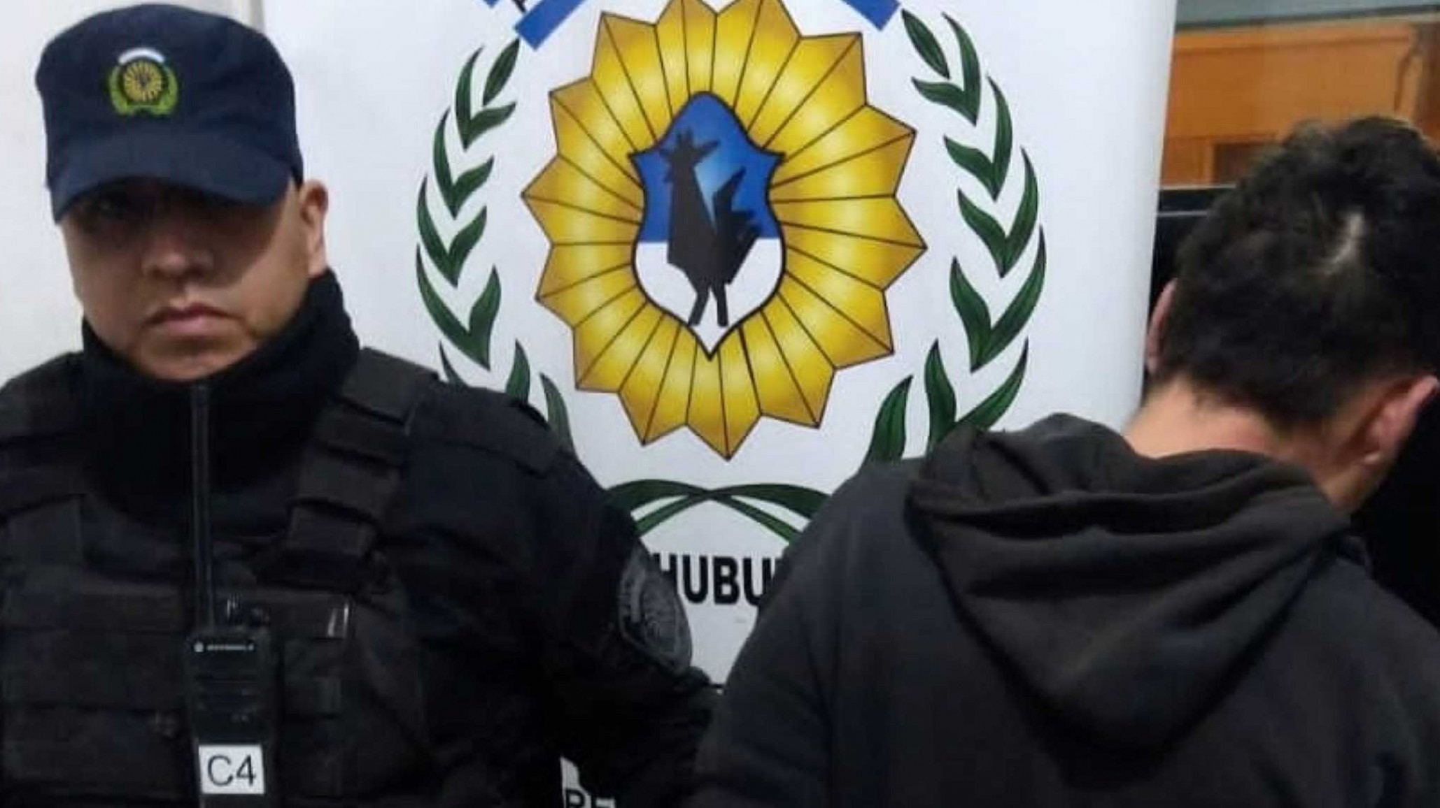 Estaba en un bar y en control dijo que olvidó su número DNI “tenía doble pedido de captura”