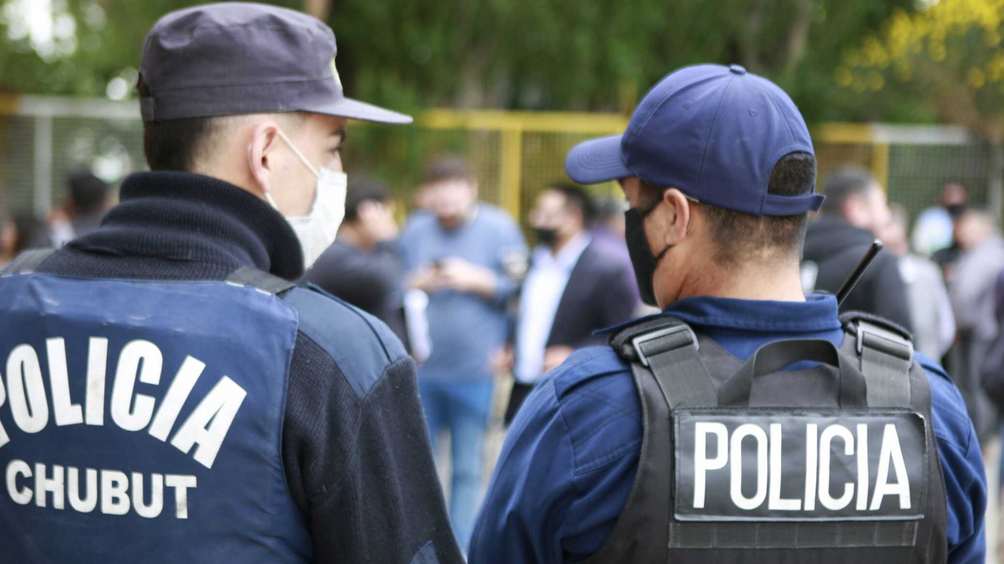 Policías le salvaron la vida a una mujer que se había atragantado y no podía respirar