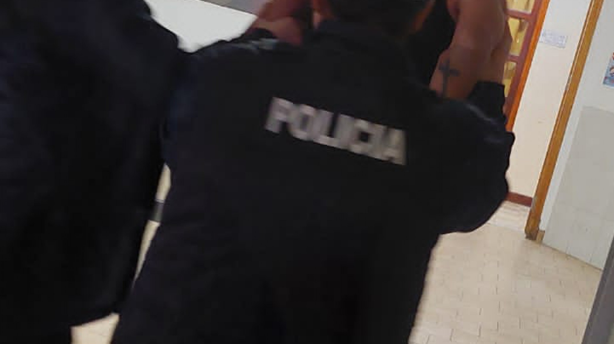 Ebria huyó a contramano de la policía y se negó a bajar del auto