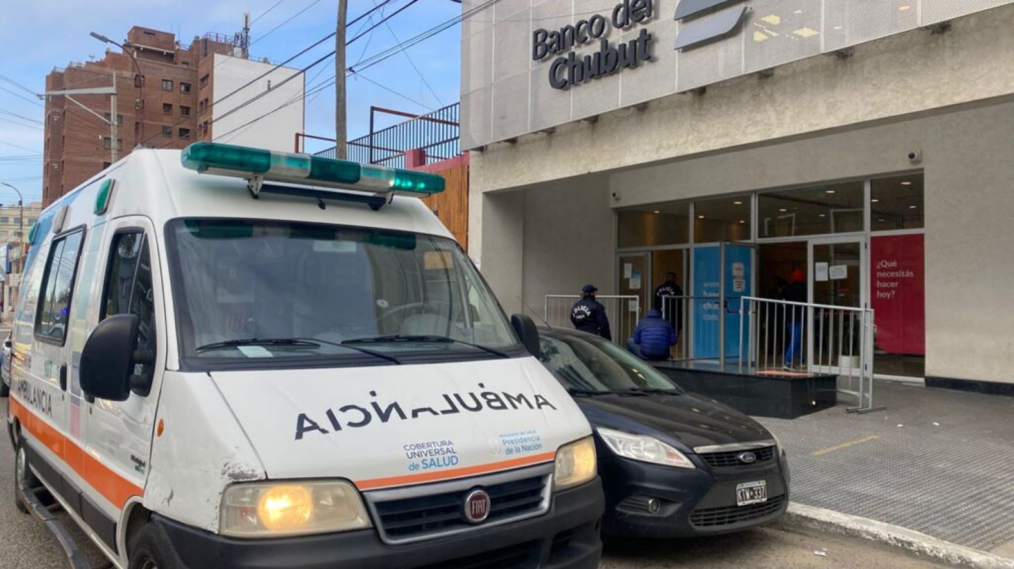 Murió un jubilado en la puerta del banco, se descompensó y no lograron reanimarlo