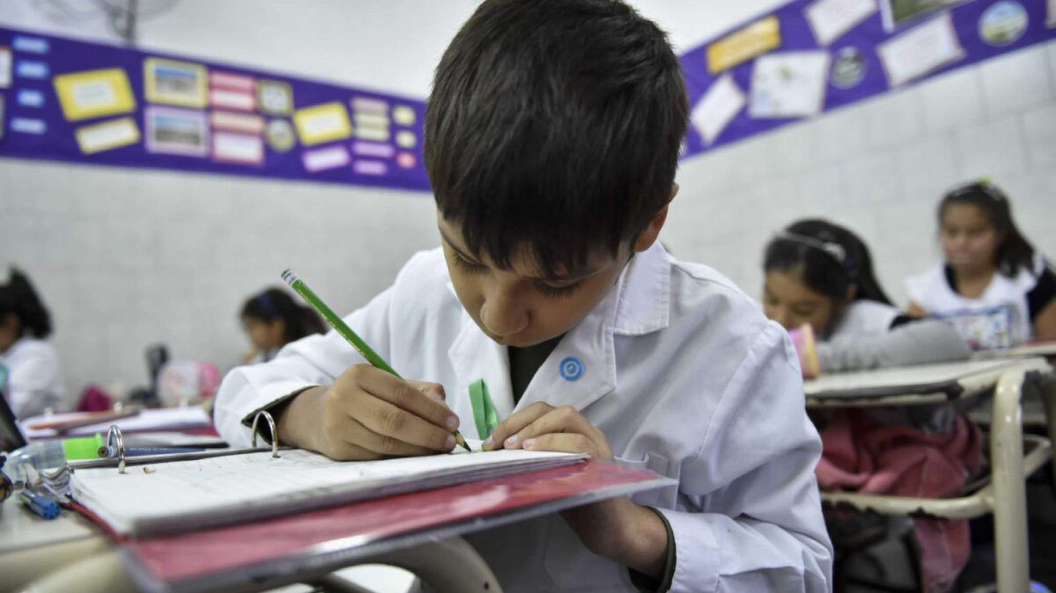 ATECh informó que solo 12 escuelas de las 33 seleccionadas adhirieron a la hora extra de clases