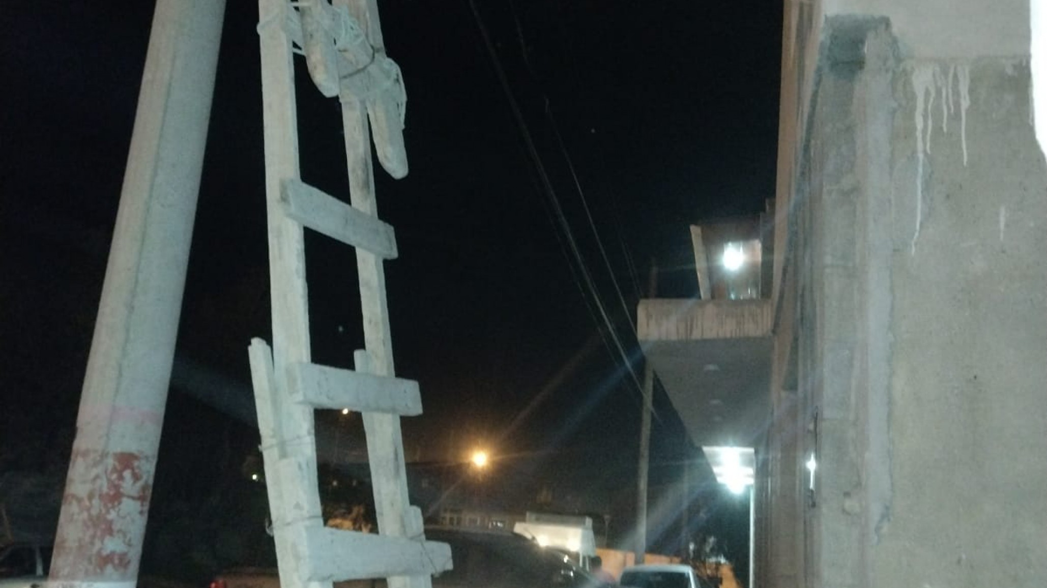 Encontraron otro hombre “en un poste haciendo conexiones clandestinas”