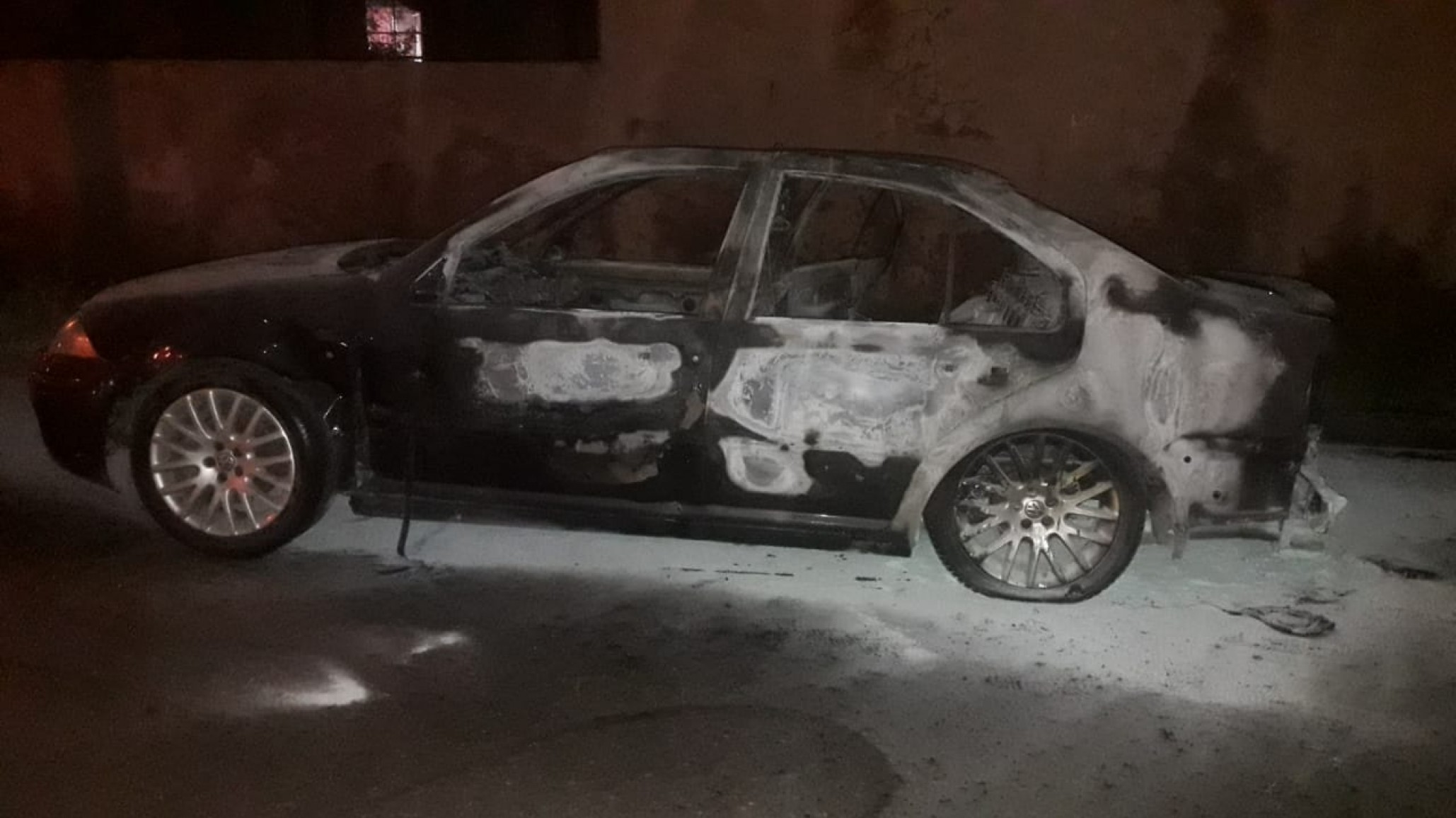 Se investiga un incendio de auto, los vecinos desconocen al dueño