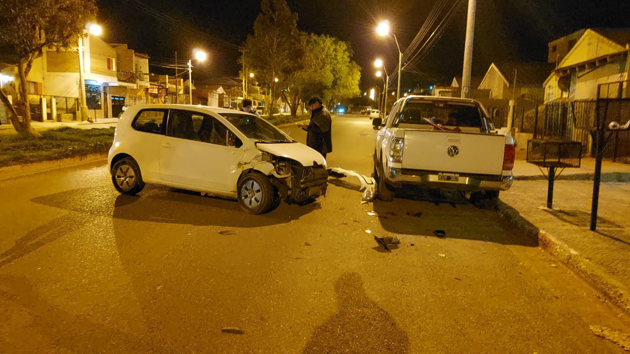 Una joven “con pedido de captura” chocó camioneta estacionada y quedó detenida