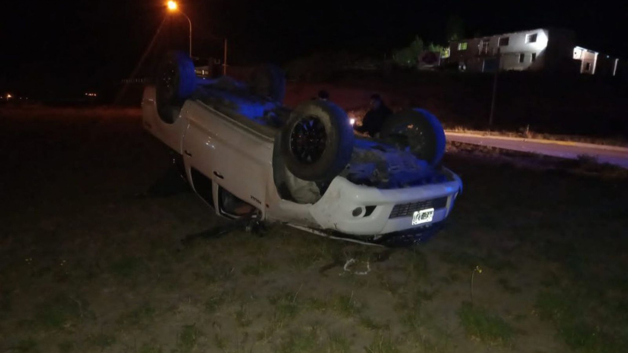 Vuelco: bajó a orinar y le robaron la camioneta prestada