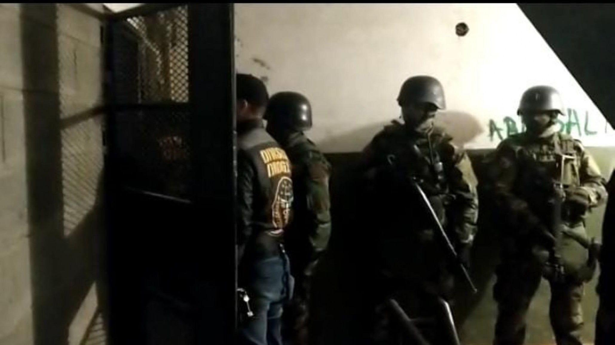 En allanamientos a “kioskos” detuvieron a dos hombres y secuestraron drogas, armas y dinero