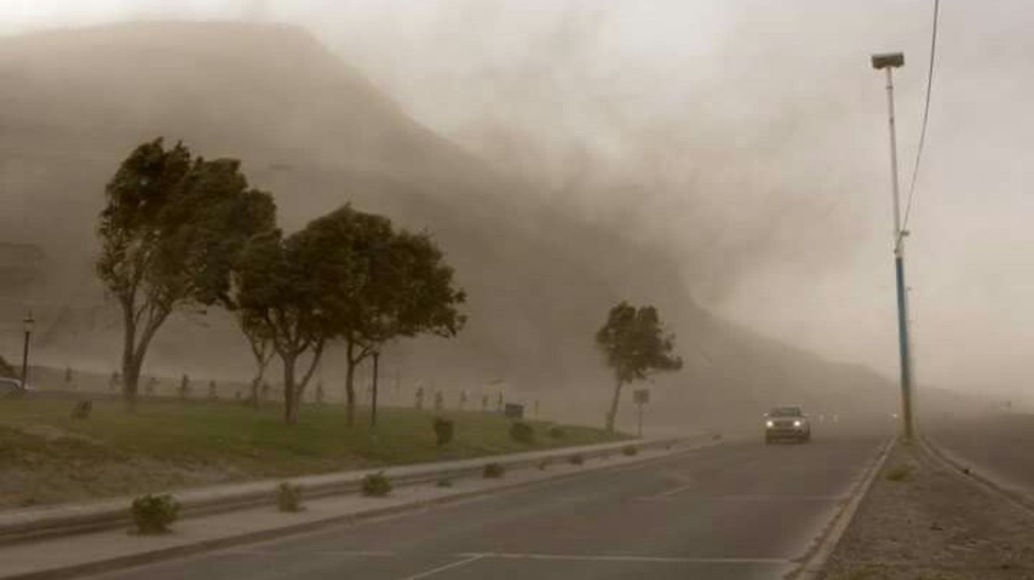 Alerta naranja en Comodoro: Defensa Civil recomendó usar barbijo y antiparras por el viento y polvo en suspensión