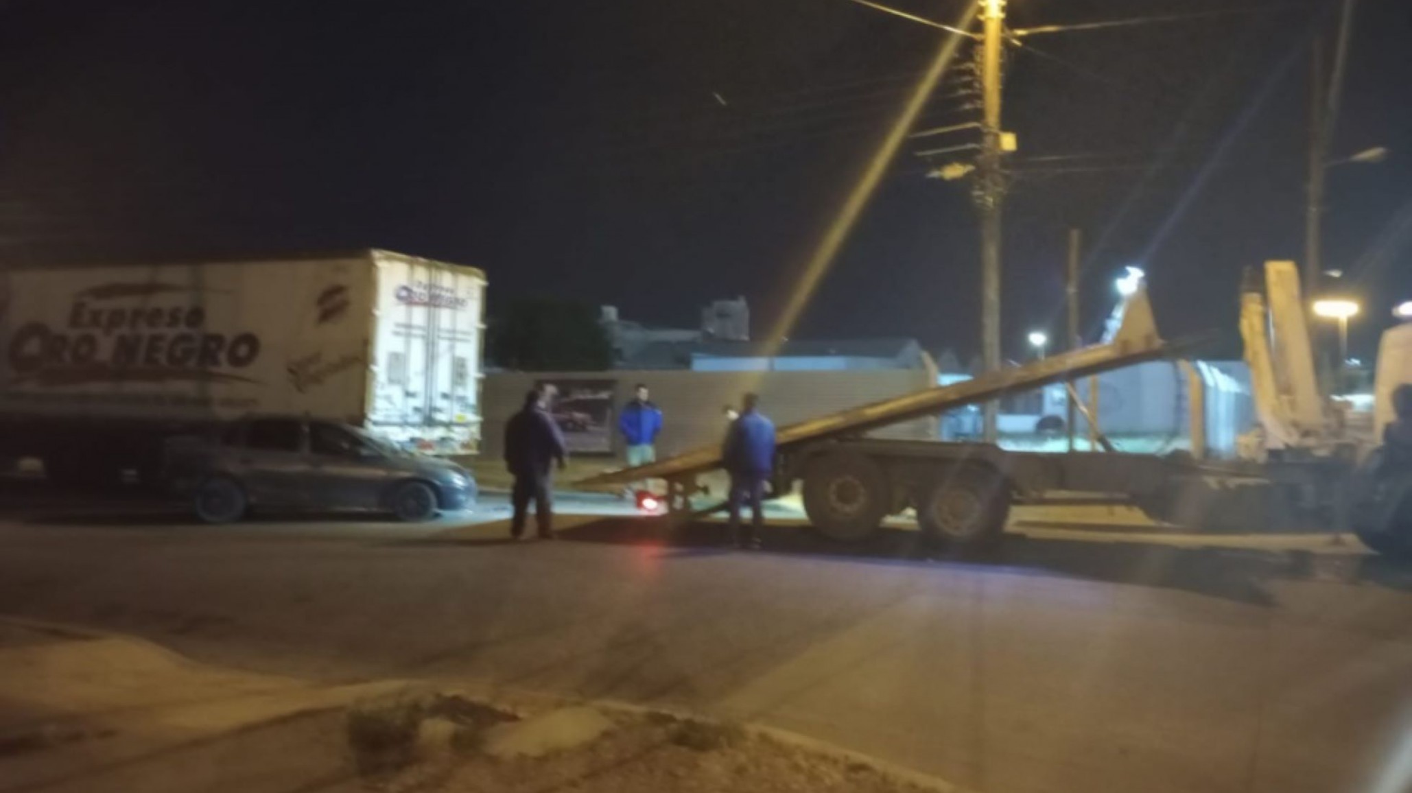 Ebrio chocó un camión estacionado y su padre lo tuvo que retirar del lugar