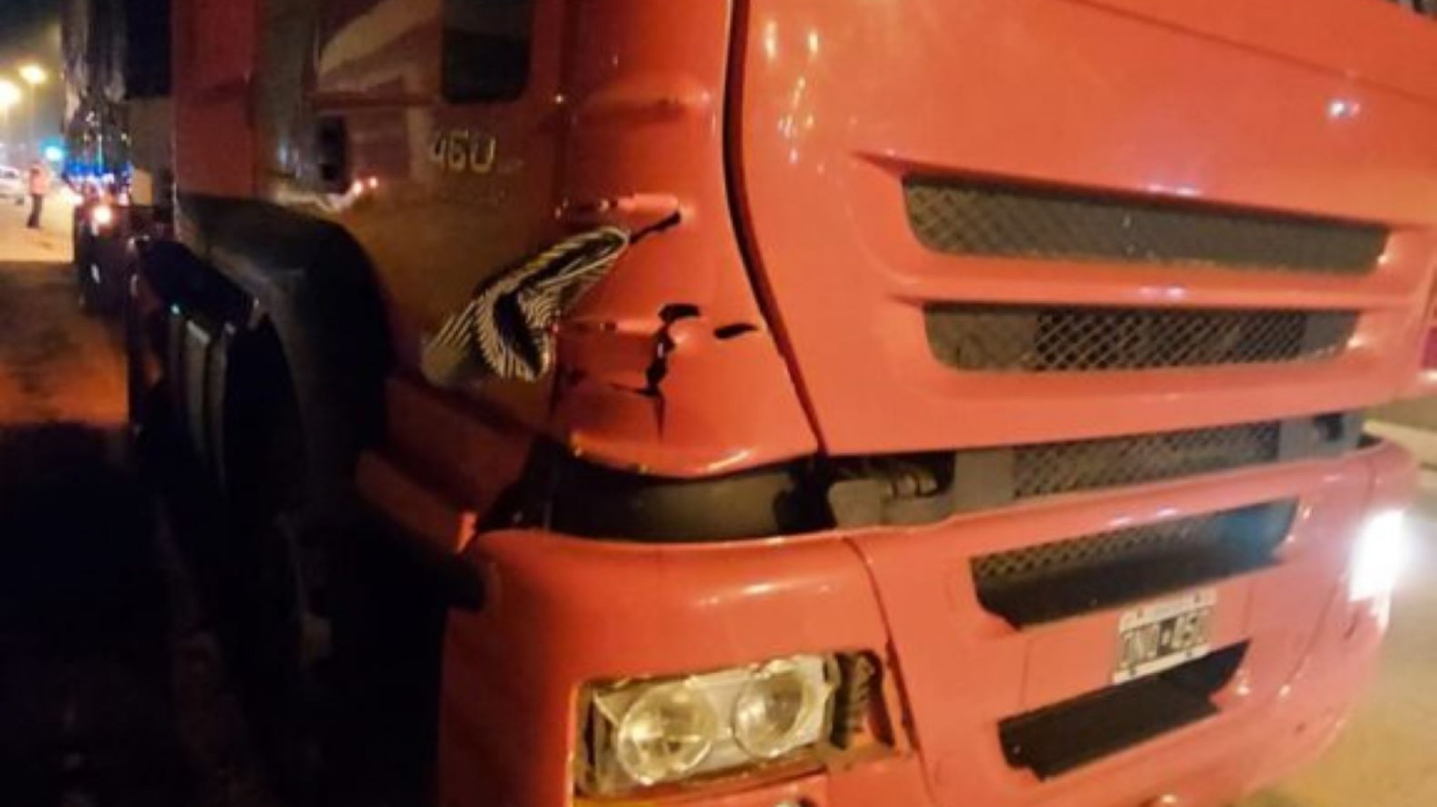 Un hombre se lanzó a un camión y terminó hospitalizado