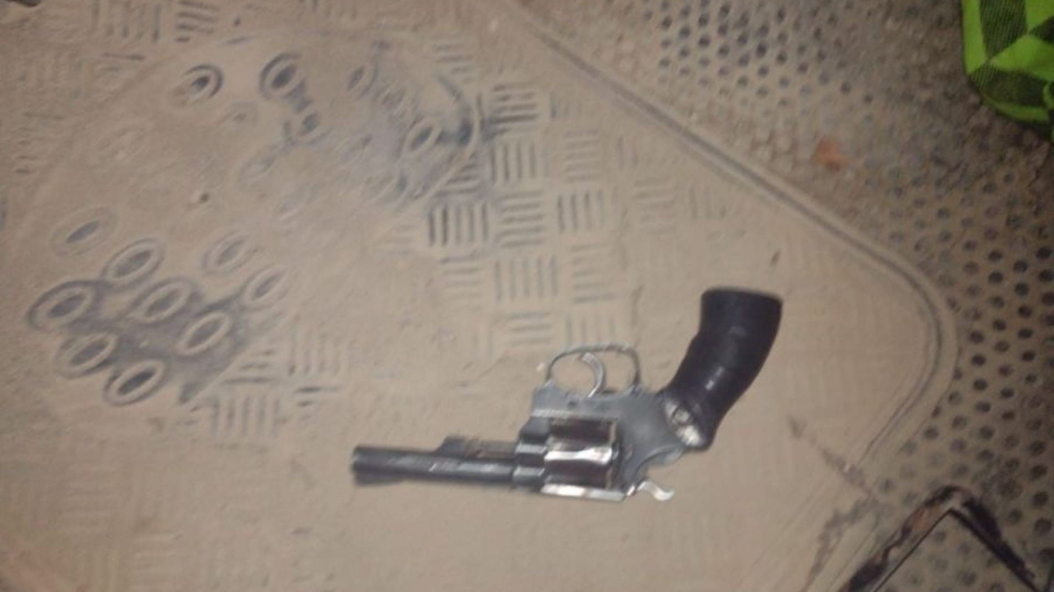 Tras choque dos conductores pelearon y uno de ellos tenía un arma en la camioneta