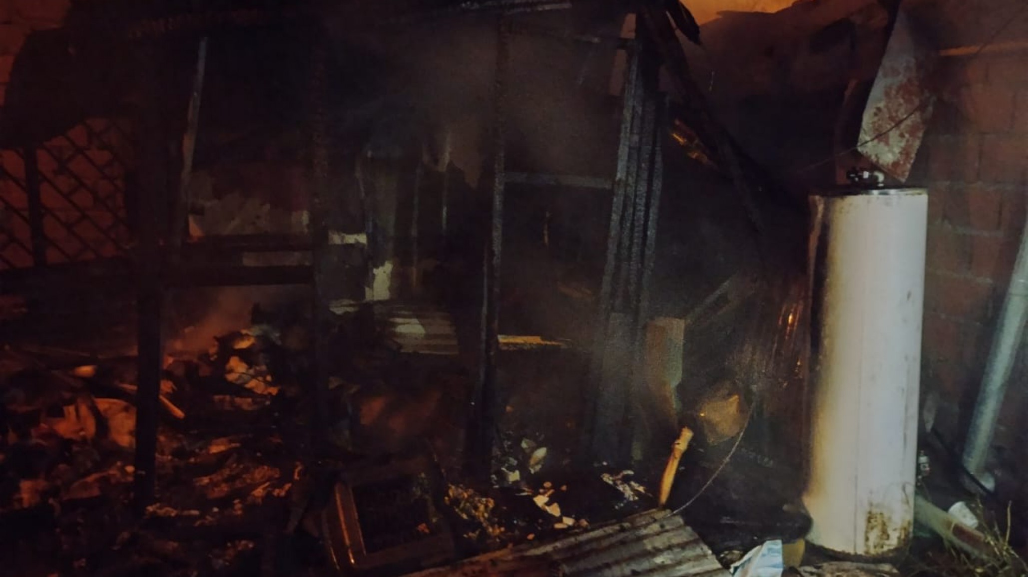 Incendio: Se le quemó el baño por unas brasas “se distrajo mientras hacia el asado”