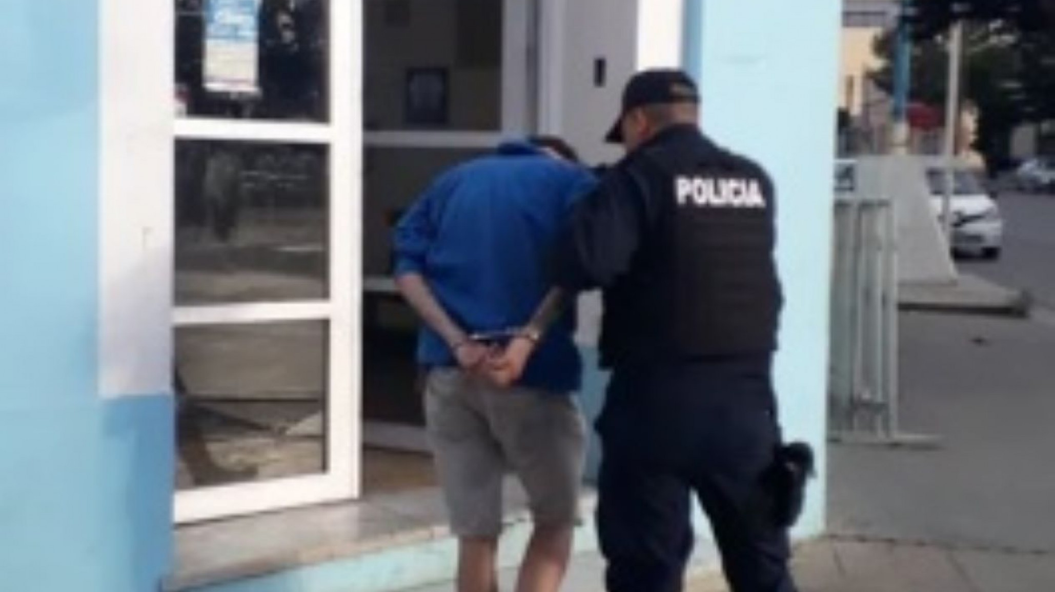 Persiguió a un hombre que le dañó la ventana y lo entregó a la policía