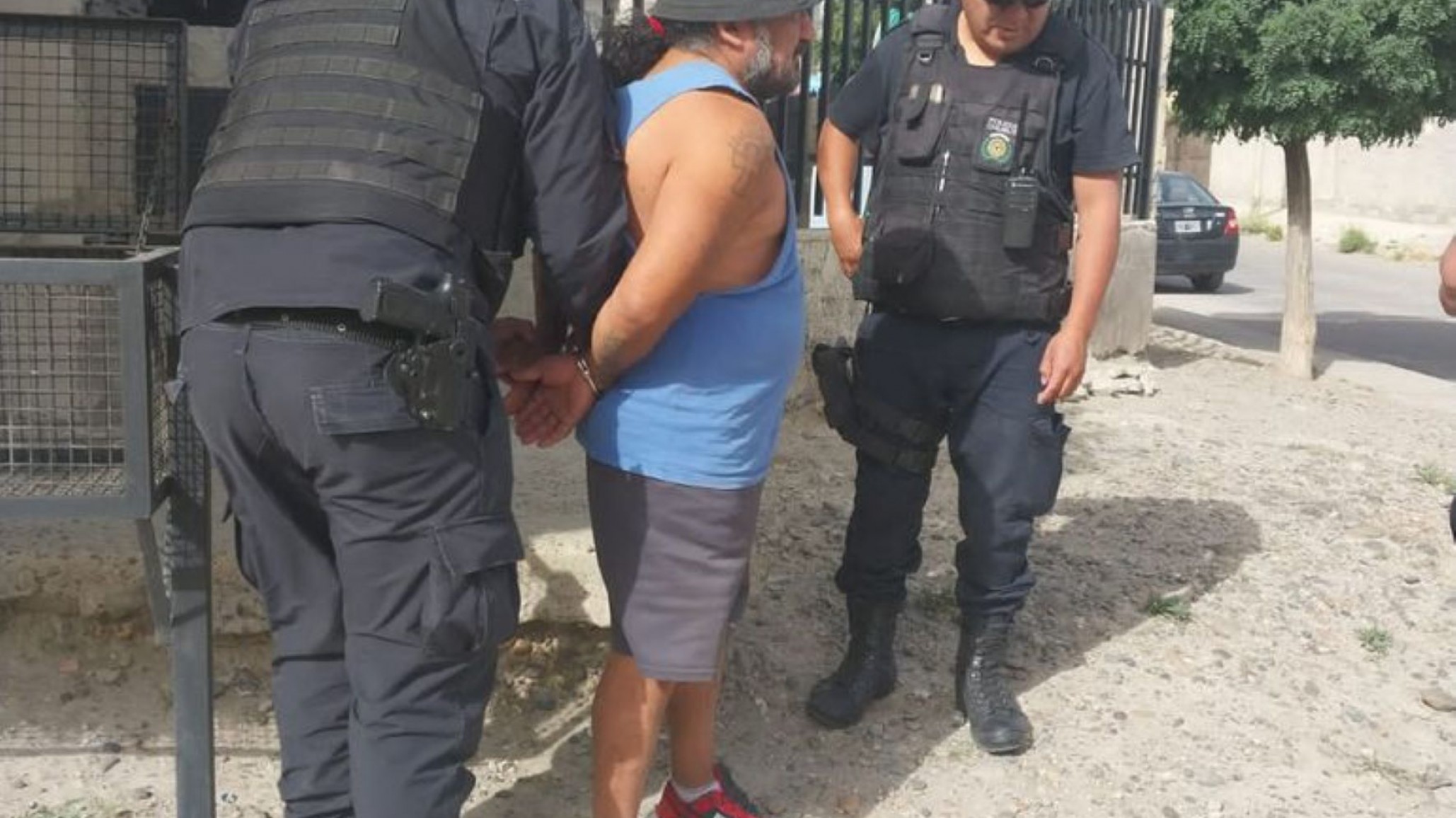 Un hombre estaba sentado en el cordón cuneta y terminó detenido