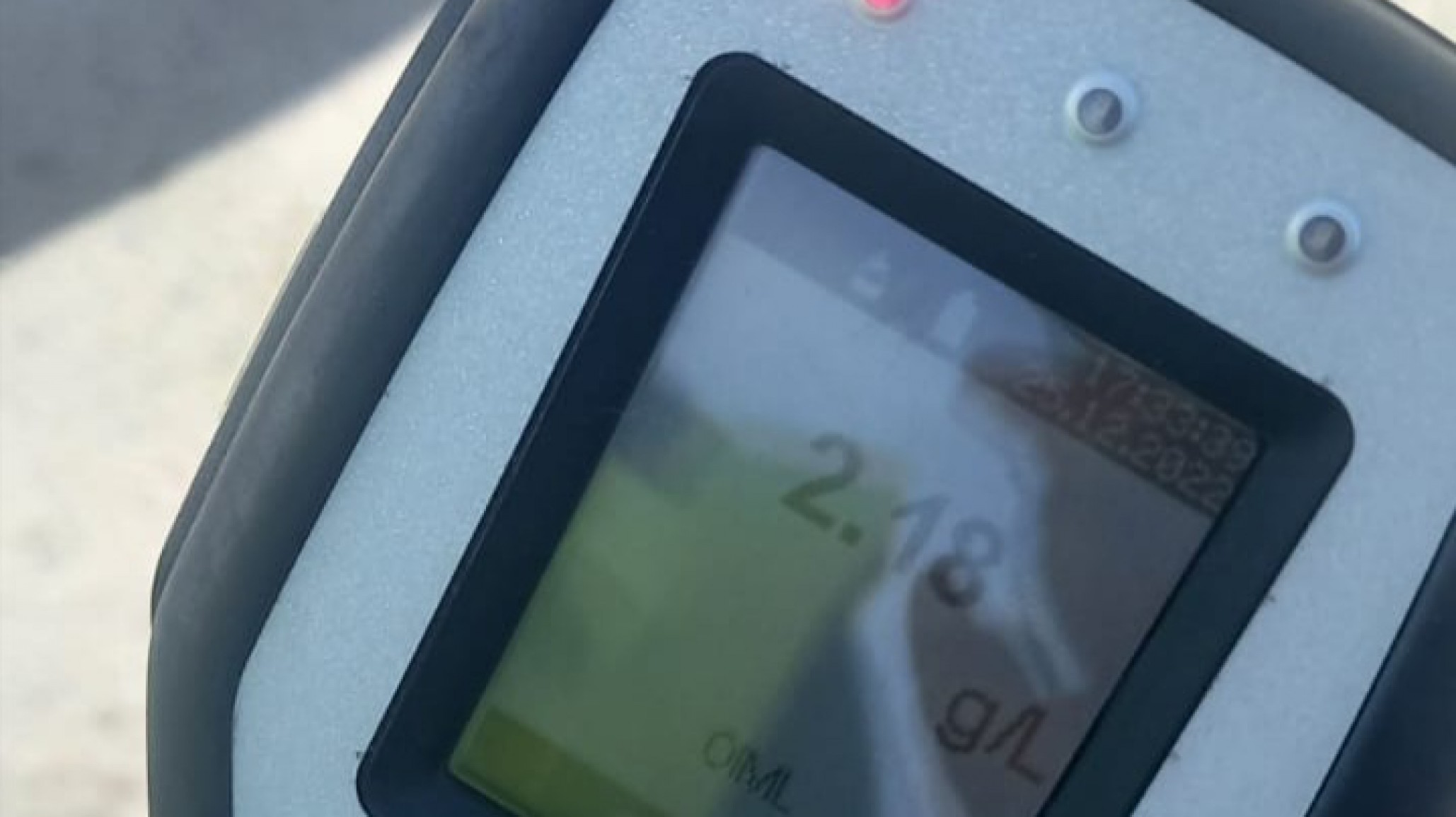 Ebrio chocó dos autos estacionados