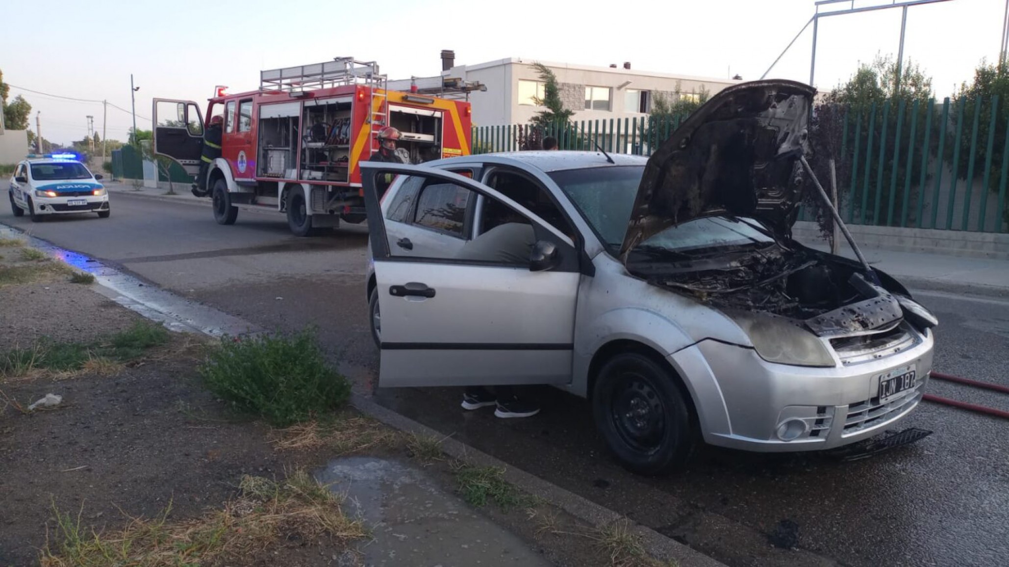 Un auto se incendió y el dueño confirmó “tenía una pérdida de nafta”