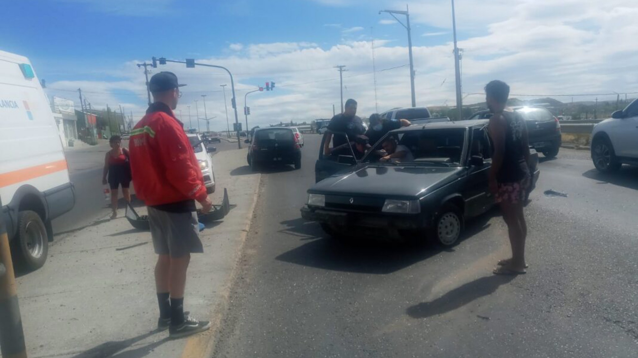 Conductor y acompañante embarazada trasladados al Hospital tras un choque